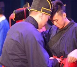暨大举办中华文化大讲堂 学子穿汉服再现传统技艺