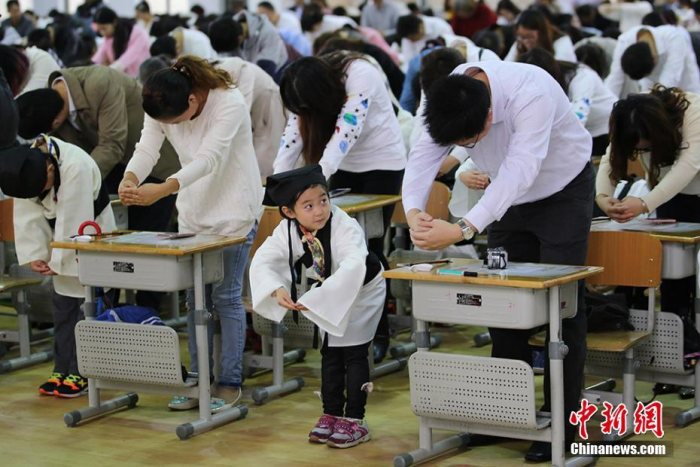 南京小学生着汉服"开笔"启蒙