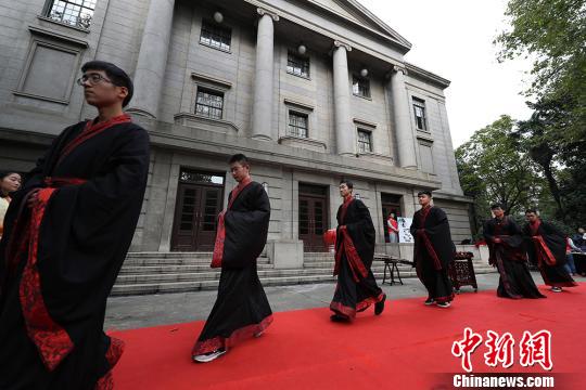 大学生着汉服行“冠（笄）礼”。