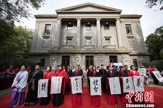 “冠（笄）礼”在百年大礼堂前举行。　