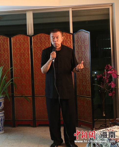 海南省诵学会秘书长巨东深情并茂地朗诵《爱莲说》、《人的一生》。