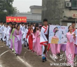 大冶中学生穿汉服、扮蝙蝠侠开运动会