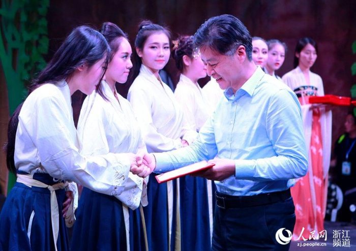 绍兴市委宣传部副部长何俊杰为十佳颁奖