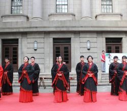  “我与东大共成长”东大新生着汉服行冠笄礼