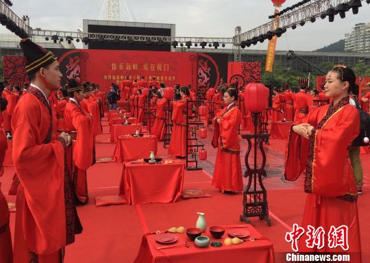 来自海峡两岸的五十一对新人在厦门举行集体汉服婚礼。