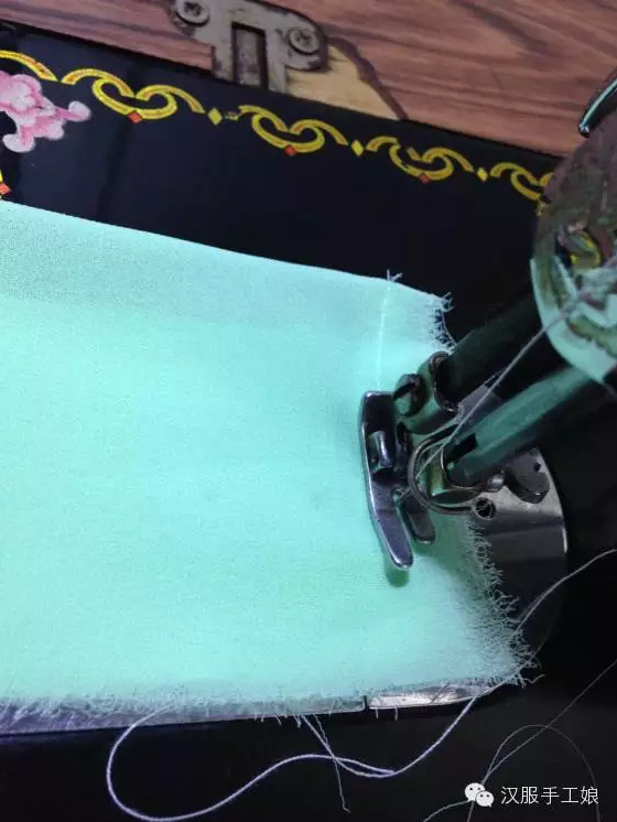 9、说明一下，飘带的一端车封口，另一端是不封口的。
缝好后用熨斗熨平整。