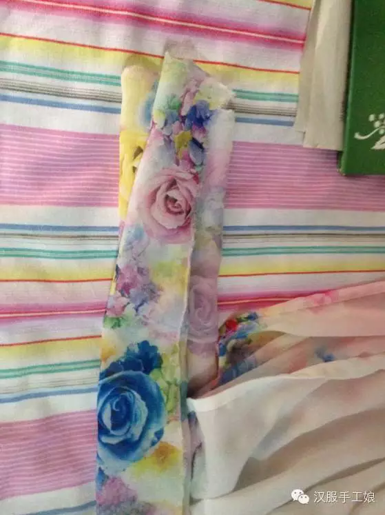 11、把裁好的裙头摆放好，再裁一块同样大小的粘衬布用熨斗熨上去，这样的裙头就会比较平整不会皱巴巴的了，因为雪纺很薄不受力，加了粘衬布就不怕穿裙子的时候把裙头拉坏哦！