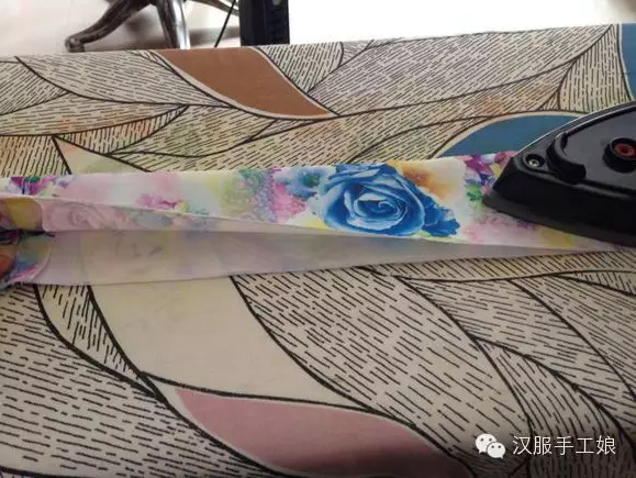 13、然后两边再往中间折2cm熨平，要注意的是折的时候要尽量等宽哦！