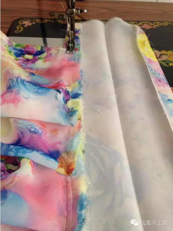 15、现在开始车正面，如图，一定要把布料缕平整，均匀的车下来就好了。