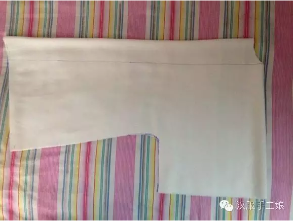 3、然后把中间两层抽开，也就是把布料全部打开以后重新只对折一次，把前副门禁按直线剪好就完成了，还是看图吧！