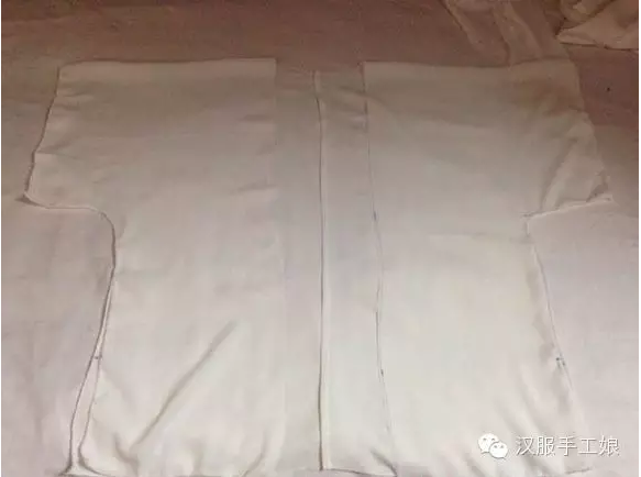 5、然后是接袖制作，袖根宽25cm（看第2步，衣服袖宽是25。如果衣服袖宽是30，则接袖的袖根应该是相同尺寸），袖口宽做窄袖20cm。袖子长度要看衣服主人的臂长而定，一般通袖等于身高。日常穿可以身高加10cm即可。（注：这里原作者做的是广袖，手工娘另找一张图，自己画了一下）
