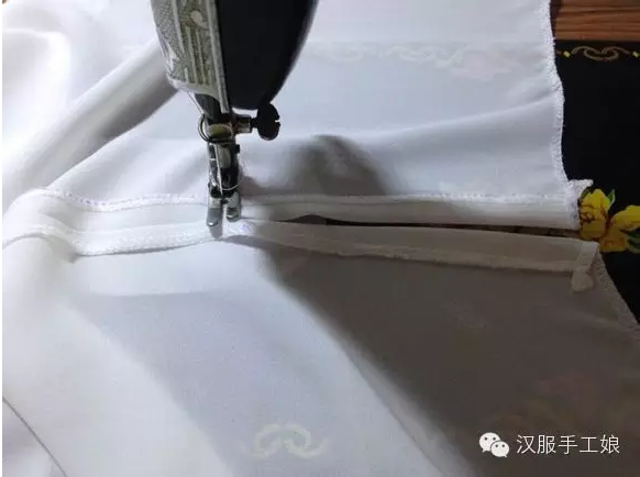 8、做领子和做裙头是一样的方法，记得要用粘衬布熨粘领子布料，如果有谁不会就找上面一篇做裙头的图来看，我这里就不重复说了。