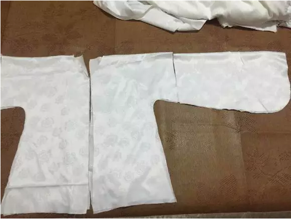 3、缝合后中线，会对花的可以对一下，这样对有花纹的布料来说做出来更好看，反正我不会对花，这里是意外实现的