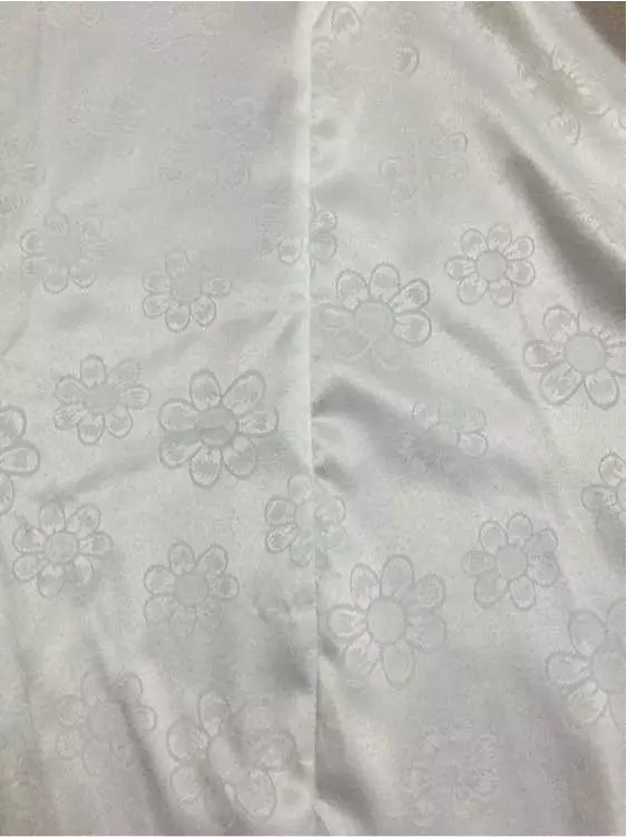 4、后中线完成后，开始缝接衽，也就是缝合前中线。上面两片是接衽。