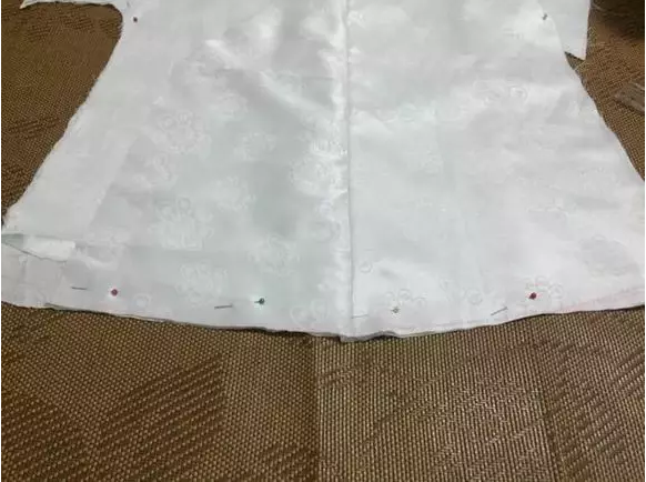 6、接着车上袖子，袖型是我按照以前买过的一件版型不错的袄裙画下来的。