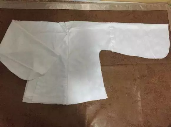 7、然后就是上领子，我用了层衬纸，为了使领子更挺阔。先熨烫再车，领子会更加平整。