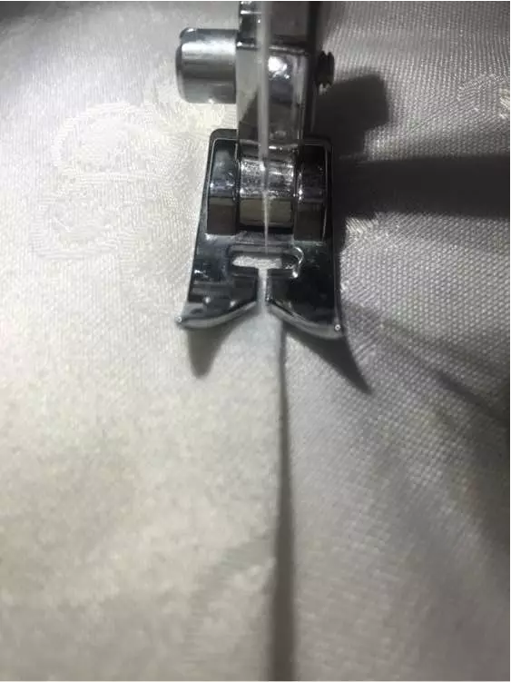 8、上好领子之后缝合衣服两侧（也可以先缝合两侧再上领子），领子多出来的部分这时候不用管它，下面缝系带时一起收进去就好