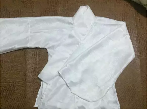 9、把衣服所有毛边的边缘卷起来，车好