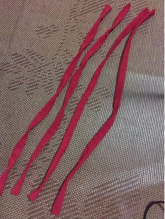 衣服是白色提花棉，因此系带选用大红，增添些色彩点缀