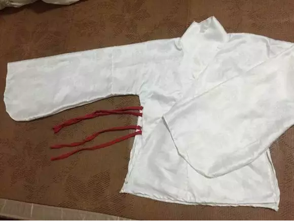 11、纯白色比较单调，我们可以选择用绣花贴做装饰，想手绣的大神就手绣，我不拦着你。注意在粘绣花贴之前先过一遍水，提花棉会缩水，之后再粘绣花贴可以避免因缩水带来的脱落或者褶皱。