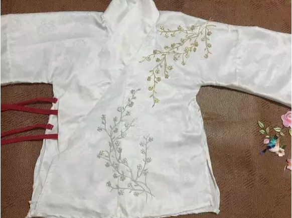 摆放一下位置，看看效果，调整成自己想要的，用熨斗熨烫，顺便把洗过一遍后皱巴巴的衣服也熨烫了、