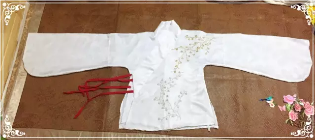 最后总结一下，这件下摆放量太小了，版型不好，大家做的时候注意避免。并且下摆本来裁剪的是弧度，结果包边时自己车错了，导致弧度被毁，成了一个大瑕疵，抱头逃窜中……祝大家的版型都比这件好