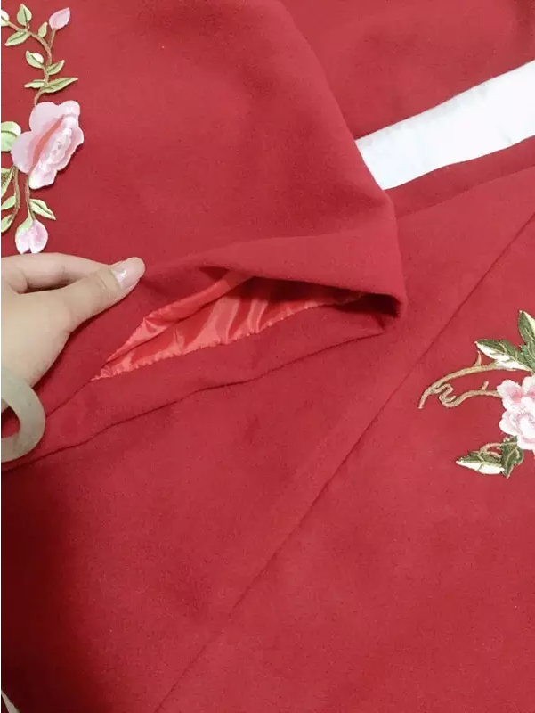 机缝党就把两层衣服的毛边都翻出来，内衬左袖口对着外层左袖口，右袖口对右袖口，让他们像接吻鱼一样，然后缝起来，永远在一起。衣服下摆也这样缝，别全部缝死，留个返口，一会把衣服从这个口子那掏出来。