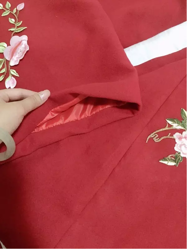 7、缝上系带，衣服就算完成了。如果是和我一样打算过年穿，可以加点花里胡哨的绣花贴，过年嘛，就是要一个喜庆！