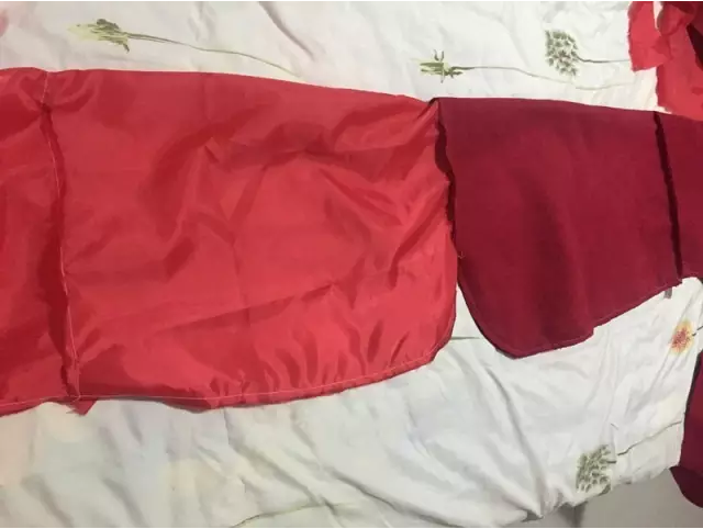 4、这样缝好后把衣服翻到正面，欣赏一下自己的杰作，快做完了有没有（这一步纯属自恋可以跳过）。顺便把领子和护领裁好，准备上领子。