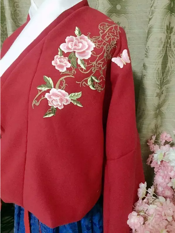 经过上身试验，袖口处的花最终挪到了肩膀。