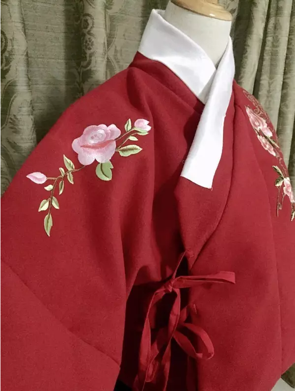 绣花贴是可远观而不可近看，近看就很粗糙了。