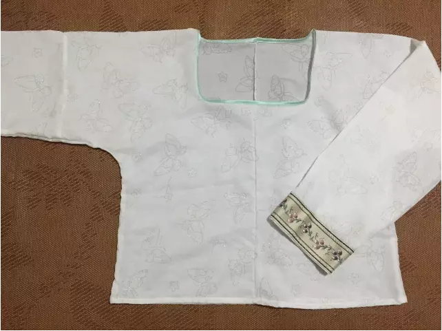 到这里，坦领上襦就做好了。然后做一条八破裙配着穿。