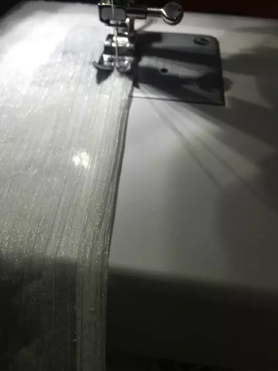 5、基本的样子出来了，缝合衣服侧边，因为下面要连接裙子，所以两侧不开衩。