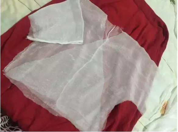 6、衣服两侧缝合好了，接下来就是上领子。