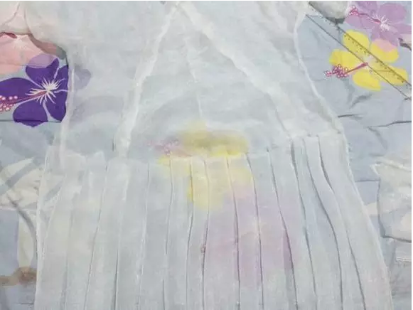 10、先用珠针固定，然后缝褶子。下面把裙子和上衣缝在一起就行，使用来去缝