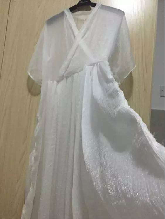 12、把裙摆边锁好