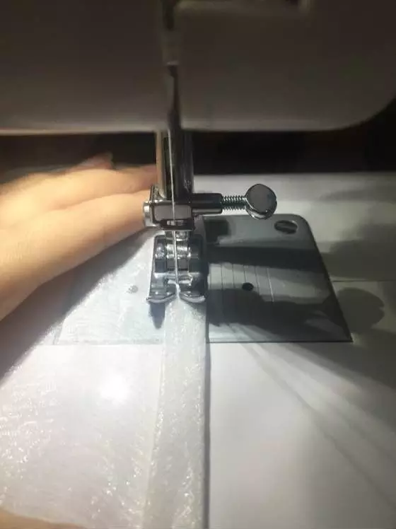 13、做两个小布条，缝在腰两侧，好用来串腰带