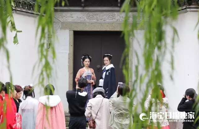 海宁盐官街头惊现汉服美女巡街引围观-图片3