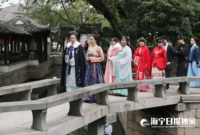 着汉服巡街，吸引大家拍照。