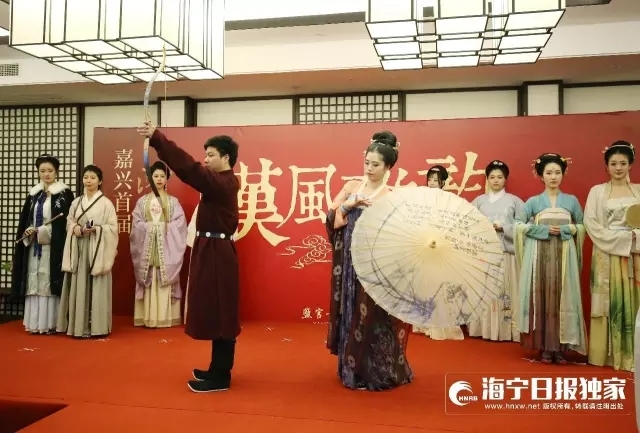 小编多方打听之后，才知道，原来11月12日和13日两天 ，嘉兴首届汉文化交流会在盐官旅游度假区的开元尚书楼举行。