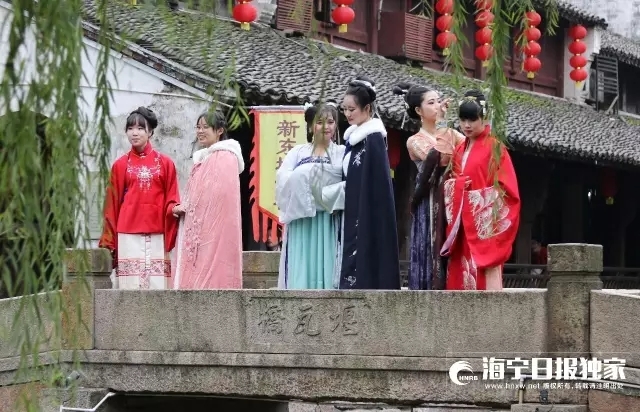 前面十多名身着汉服的青年在盐官古城内游走，是属于汉服巡街项目。