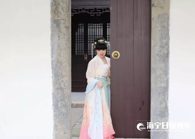 △推开小门，门外已是秋高气爽。

不仅如此，来自硖石川汉文化社和东方学院等的汉文化爱好者，还展示了传统的舞蹈、书法、琴艺和茶艺展示、投壶、猜灯谜，汉文化交流无不充满了传统文化的魅力。