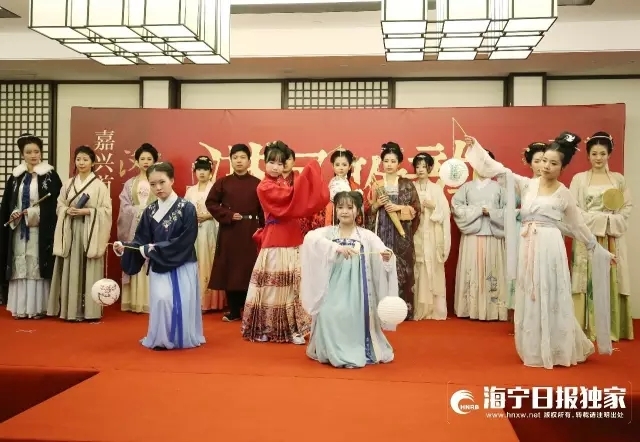 海宁盐官街头惊现汉服美女巡街引围观-图片8