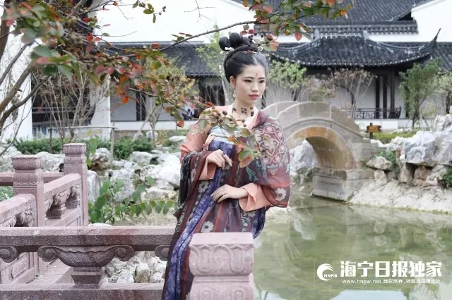 后花园里，看花开花落。