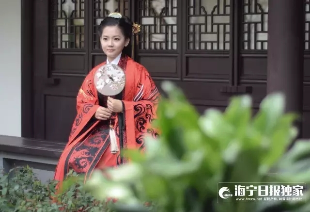 △夏日里，轻罗小扇扑流萤。