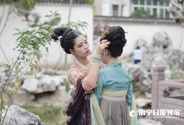 △小花园里，女子都要比花美。