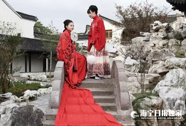 △石桥上，曼妙身姿。右边的女子是24岁的海宁姑娘叫剪夏，硖川汉文化社成员。

剪夏加入社团学习和传播汉文化已经有三年了。“参加这样的活动，主要还是对传统文化的喜爱，让大家了解传统的文化。