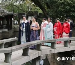 海宁盐官街头惊现汉服美女巡街引围观