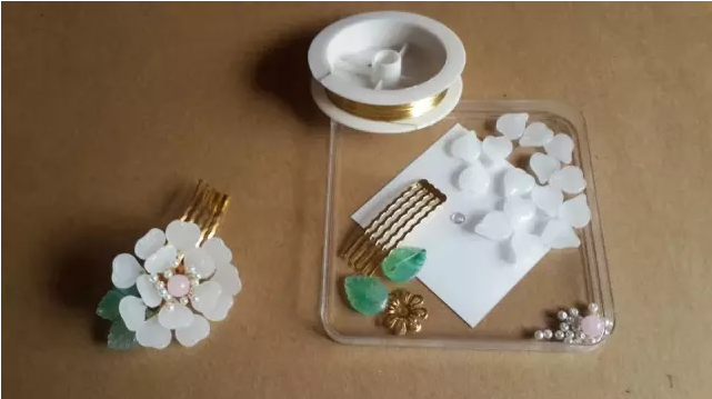 4、如图绑好一个花瓣