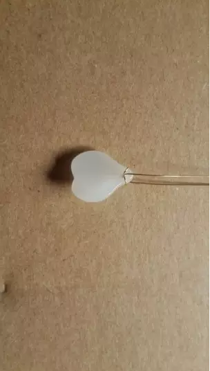 5、拧起铜丝，一个花瓣就绑好了，注意涂鸦的两条横杠中间的长度，那是第一个花瓣的铜丝的长度，也是之后四个花瓣的长度，这个长度要记住的，对于目测力较差的簪友，不妨用尺子量一下，后面的长度都保持成一样，这样花才会整齐好看。